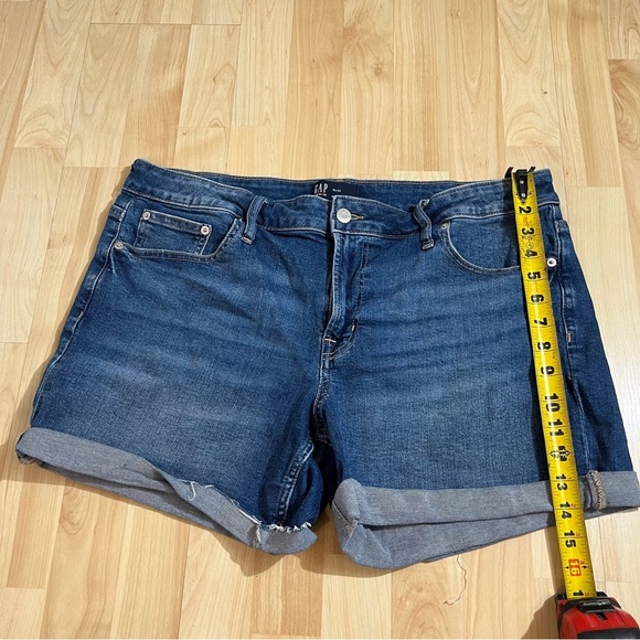Gap Womens Medium Wash 5” Short Cuffed Denim Shorts Size 16/33 - Picture 2 of 6
